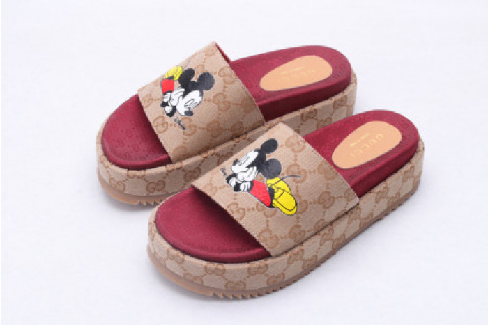 G*u*i slippers