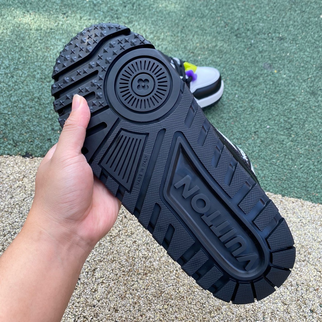 LV TRAINER MAXI black and white